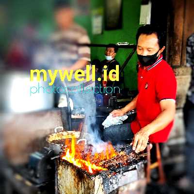Tambahkan paprika merah, saus tomat, kecap manis, garam, merica, dan air secukupnya. Aduk rata.
Masukkan sosis gulung mie ke dalam wajan dan masak hingga saus meresap ke dalam sosis dan mie.
Sajikan sosis gulung mie di atas piring dan nikmati selagi hangat.