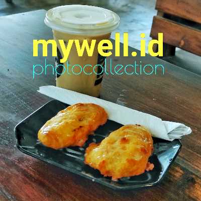 Kimchi - makanan fermentasi dari sayuran seperti sawi, lobak, dan bawang putih yang dicampur dengan garam, gula, dan cabai. Kimchi biasa disajikan sebagai lauk pendamping nasi atau bisa juga dimakan langsung.
Bulgogi - daging sapi yang diiris tipis kemudian direndam dalam campuran kecap, bawang putih, gula, dan wijen, dan kemudian dipanggang atau