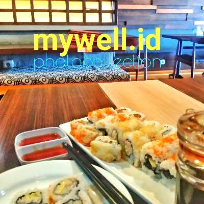 Wrap Ayam Goreng: Ambil tortilla, tambahkan daun selada, tomat, dan ayam goreng. Tambahkan saus mayones, saus BBQ, atau saus sambal sesuai selera. Lipat tortilla dan sajikan sebagai hidangan ringan atau makan siang.