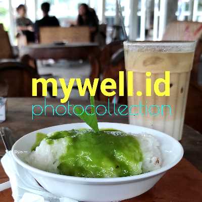 Bakso ayam: Bakso ayam terbuat dari daging ayam yang dicampur dengan tepung tapioka dan bumbu-bumbu lainnya. Bakso ayam frozen food biasanya lebih lembut dan halus dibandingkan dengan bakso sapi.