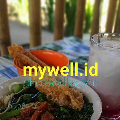 Nasi Box Ayam Penyet - nasi, ayam goreng tepung, sambal, lalapan (daun kemangi, mentimun, tomat), kerupuk.
Nasi Box Nasi Goreng - nasi goreng, ayam atau seafood, acar, telur dadar, kerupuk.