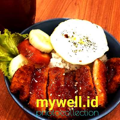 Gulingkan nugget ayam di dalam tepung terigu, lalu celupkan ke dalam telur kocok, dan gulingkan di dalam tepung roti hingga terbalut rata.
Goreng nugget ayam dalam minyak panas hingga matang dan berwarna kecokelatan. Angkat dan tiriskan.
Siapkan rice box dengan menaruh nasi putih di bagian bawah, lalu tata nugget ayam yang sudah digoreng